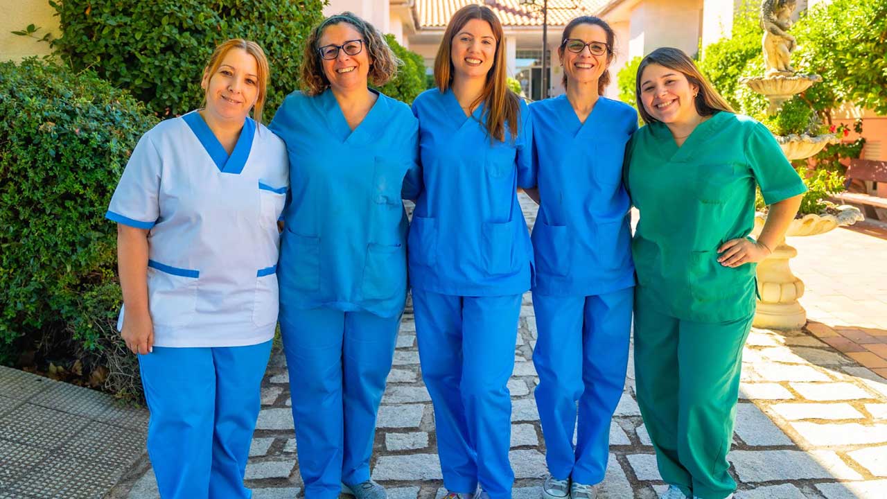 What are the requirements for a nursing uniform?