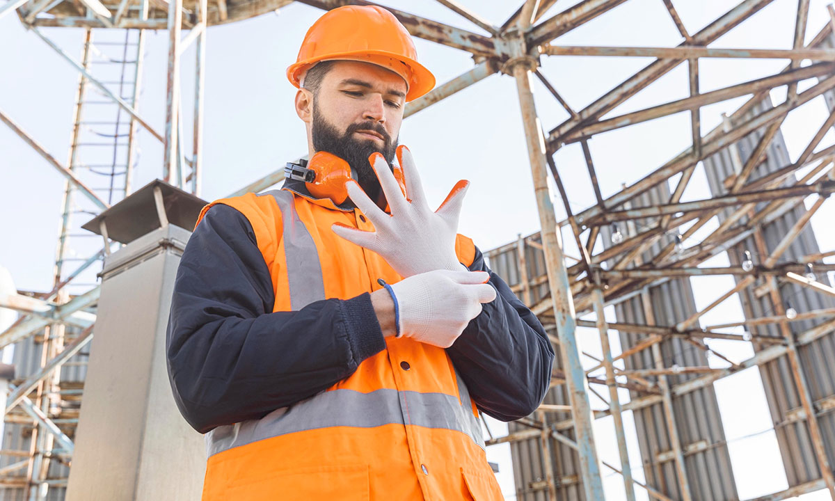 Read more about the article From Safety to Professionalism: How Construction Work Uniforms Make a Difference